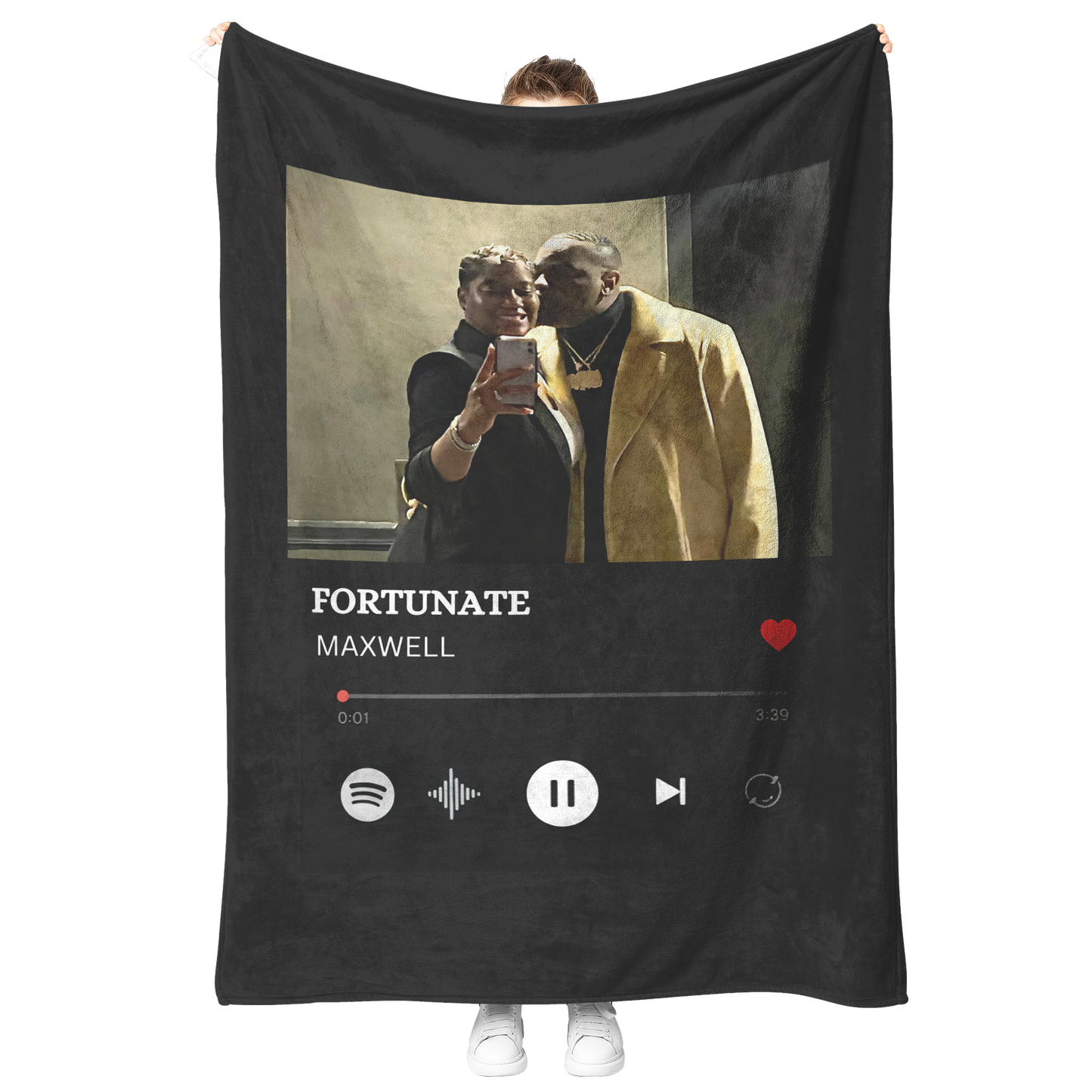 CUSTOM_MAXWELL_PHOTO_V_Blanket_Model_Mockup.png
