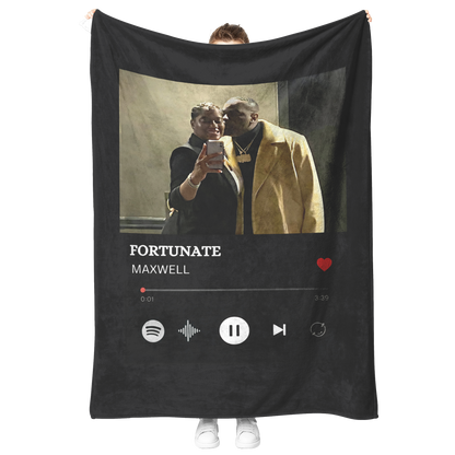 CUSTOM_MAXWELL_PHOTO_V_Blanket_Model_Mockup.png