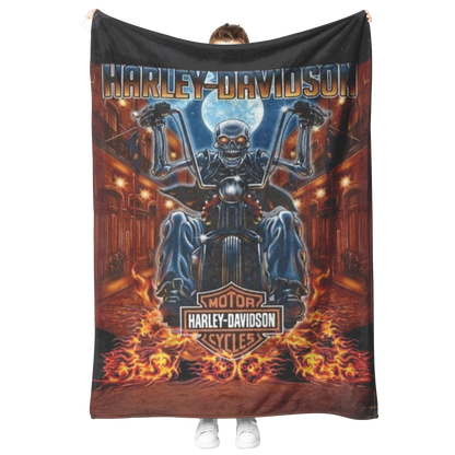 Harley_Davidson_Rustic_Skull_Velveteen_P_V_Blanket_Model_Mockup.png